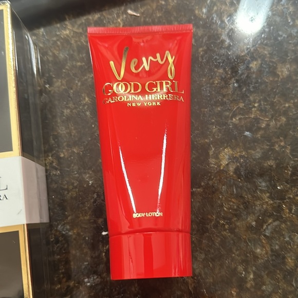 Caroline Herrera Good Girl - 3 PC Set New - Body Cream, Body Lotion and Pouch - Picture 5 of 5